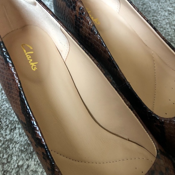 CLARKS Womens Heels Size 6 Snake Skin 2" Block Round Toe Comfort Loafers - Picture 4 of 6